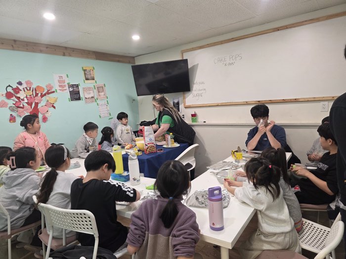쿠킹 클래스에서 함께 요리하는 아이들